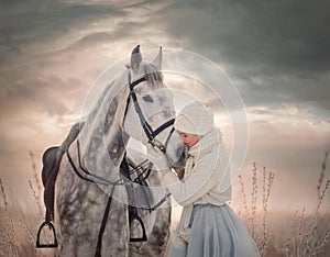 Bellissimo giovane donna bianco un cavallo sul 