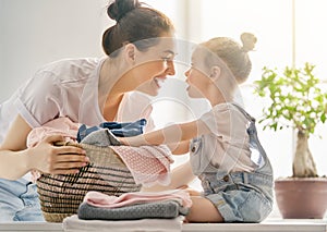 Familia hacer cuarto de lavado sobre el 