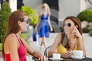 Hermoso joven mujer bebiendo café sobre el cafetería 