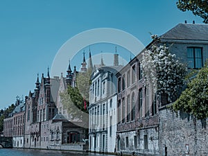 Starý mesto z bruggy v belgicko na leto 