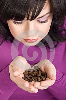 Beautifull girl with koffee beans in the hand