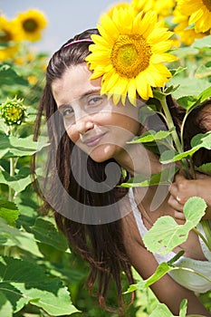 Beautifull girl smile a sunflower field