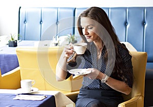 Beautifull young woman drinking cofee in restaurant