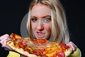 Beautifull young woman eating pizza