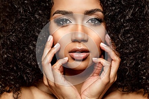 Krása černý kůže žena etnický žena. mladý americký dlouho vlasy. 