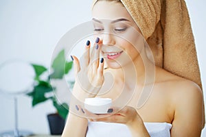 Beauty and Care. Woman with Pure Skin and Towel on the Head Pour photo