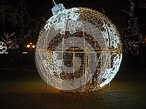 Krása Vánoc - svítící vánoční koule, kterou lidé procházejí