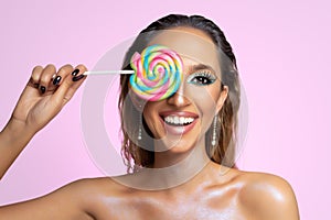 Beauty fashion model girl wiht colourful lollipop. Beautiful young woman portrait