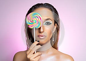 Beauty fashion model girl wiht colourful lollipop. Beautiful young woman portrait