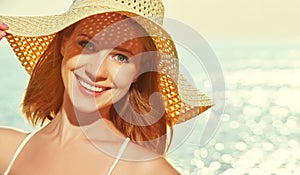Krása šťastný žena v klobúk požívať more na západ slnka na pláž 