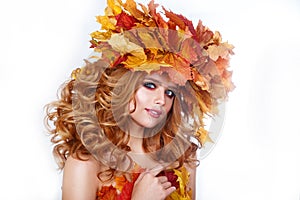 Krása jeseň jasný listy účes. krásny móda žena jesenné robiť hore a vlasy štýl 