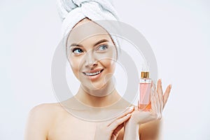 Bellezza ritratto Contento una donna salutare pelle cosmetici una bottiglia da aromatico profumo rack nudo coperto 