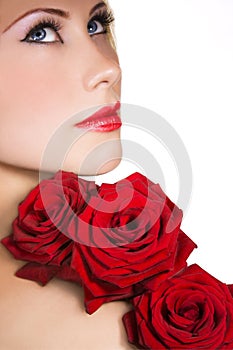 Belleza con rosas rojas om blanco.