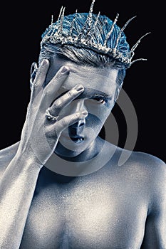 Belleza estilo retrato hombre sobre el oscuro. arte azul a gris productos cosméticos. corte de pelo a protección de la piel. mirar 