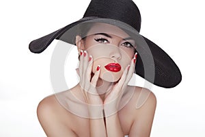 Beauty Vogue Style Fashion Model Girl in black hat. Manicured na photo
