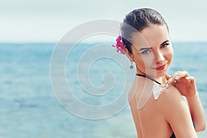 Beauty Woman applying sunscreen creme on  tanned  shoulder. Skin care.