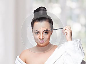 Beauty woman correcting her eyebrow