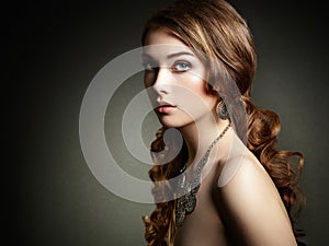 Bellezza una donna a lungo riccio capelli. bella ragazza elegante ore 