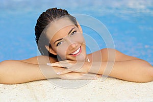 Krása žena perfektní kůže zuby v bazén 