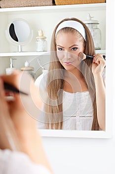 Beauty woman putting makeup on