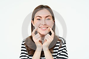 Bellezza un donne. giovane donna sorridente visualizzato suo Carino fossette sul un cercando Contento positivo emozioni 