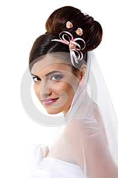 Beauty young bride with beautiful makeup na hairdress in veil