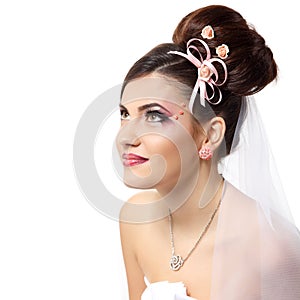 Beauty young bride with beautiful makeup na hairdress in veil