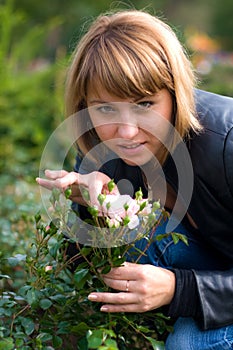 Beautyful girl and roses