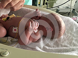 bebÃ© reciÃ©n nacido en un examen mÃ©dico por un mÃ©dico photo