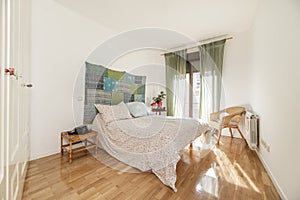 Dormitorio propio armario blanco barnizado de madera puerta lacado Roble piso a una cama pequeno flor presionado 