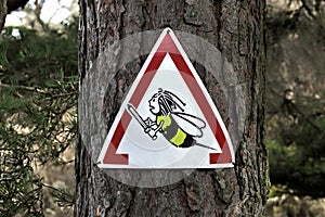 Bee warning sign