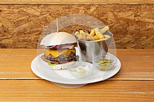 Beef burger with 250 grams of meat, red onion, tomato slices, iceberg lettuce,