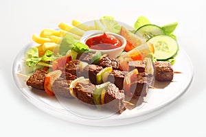 Beef and pepper kebabs with salad