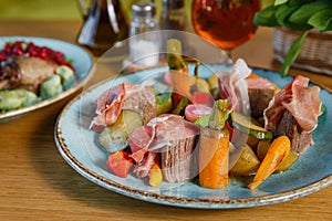 Beef saltimbocca with patatoes and vegetables.