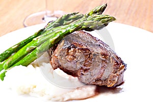 Beef stake with asparagus