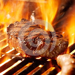 Close-up foto di bistecca alla brace su una vera fiamma.