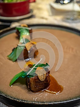 Dulce soja salsa decorado sobre el comida en bien La cocina un restaurante 