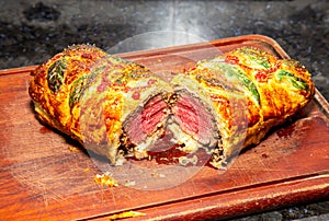 Beef Wellington of filet mignon with thinly sliced, thinly sliced, laminated pastry.