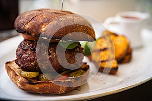 Beefburger with fried potatoes