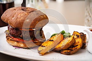 Beefburger with fried potatoes