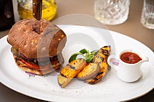 Beefburger with fried potatoes