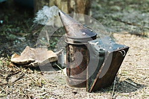 Beekeeper smoker with smoke