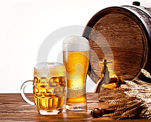 Beer barrel with beer glasses