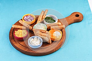 Beer set with onion rings, bread toasts and sauces according to the Mediterranean recipe