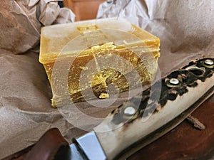 Beeswax raw block, pure beeswax with knife