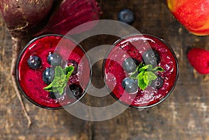 Beetroot, apple, ginger and berries smoothie