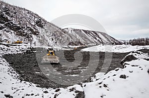 L'inizio da la neve copertura montagne. pale montagna suolo mucchio 