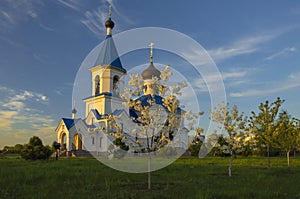 Bělorusko ortodoxní kostel v nosníky z nastavení slunce 