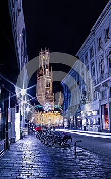 Campanario de Brujas por la noche 