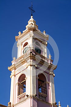 Campanario de catedral en 